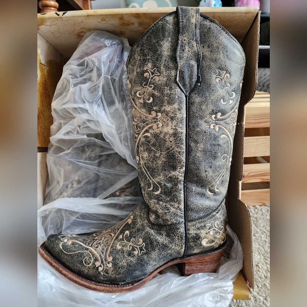 Corral Circle G  Western Boots, 7 1/2 M, distressed look and embroidered